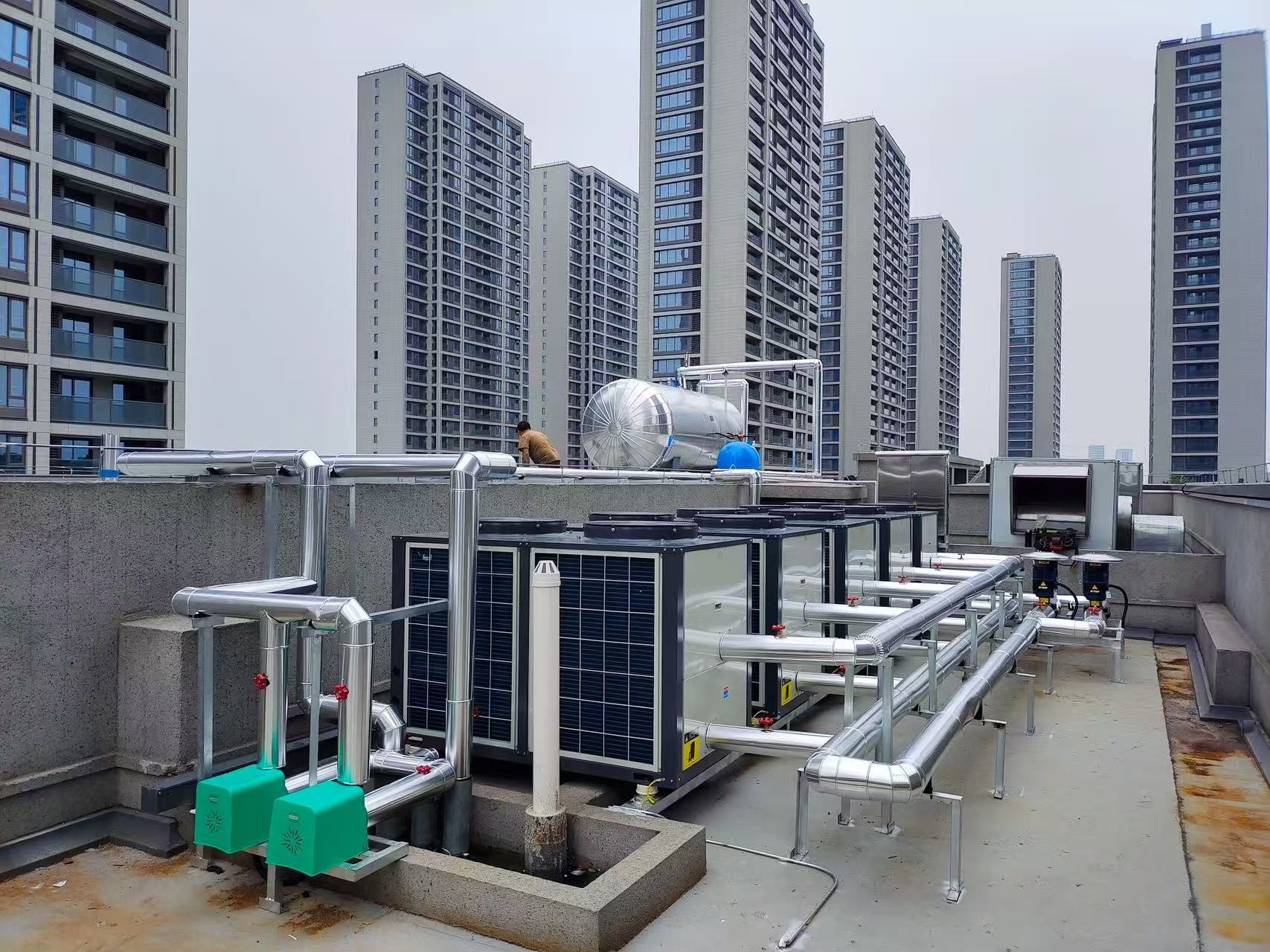 De internasjonale energisvingningene har forsterket seg, og varmepumper med to kilder tilbyr energisparing, stabilitet, kostnadsreduksjon og effektivitetsforbedring.